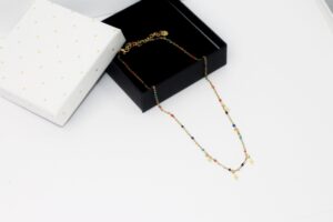 Colgante con detalle rayos y bolitas de colores en dorado