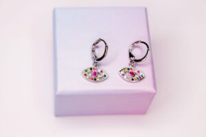 Pendientes color plateado aro ojo y circonitas