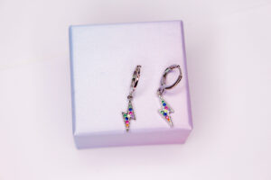 Pendientes color plateado aro rayo detalle circonitas
