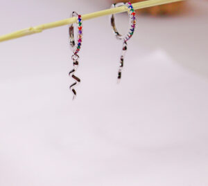 Pendientes color plata aro con circonitas y detalle de serpiente