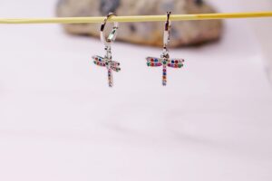 Pendientes aro detalle libélula con circonitas