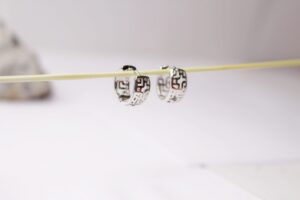 Pendientes aro pequeño y ancho con símbolos