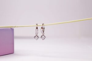 Pendientes plateados aro con detalle circonitas