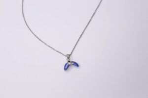 Colgante color plata con detalle media luna de piedra azul
