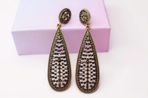 Pendientes dorado envejecido con circonitas negras