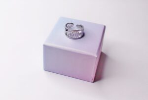 Anillo plateado detalle hojas