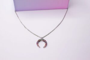 Colgante media luna plateada con circonitas de colores