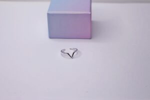 Anillo plateado en forma de V plata 925