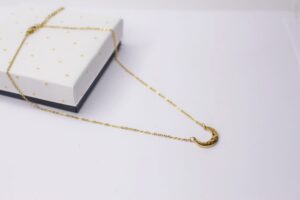 Colgante media luna invertida dorada