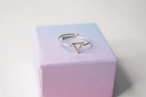 Anillo detalle triángulo ajustable Plata de Ley 925