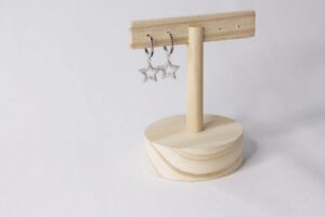 pendientes mini aro con detalle circonitas de colores y estrella