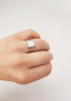 Anillo detalles circulares color plata ajustable