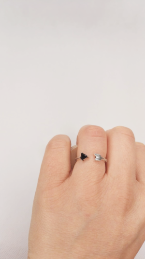 Anillo flecha ajustable negro y plateado