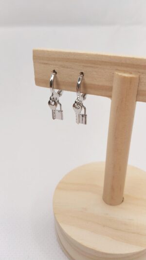 Pendientes mini aro llave y candado color plateado