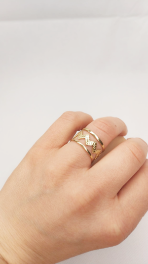 Anillo dorado triple detalle zigzag ajustable