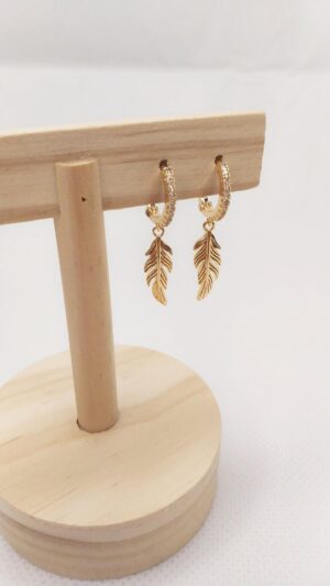 Pendientes mini aro plumas doradas