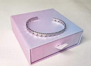 Pulsera brazalete corazones plateados