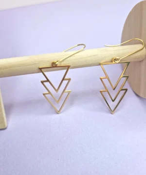 Pendientes triple triangulo en dorado