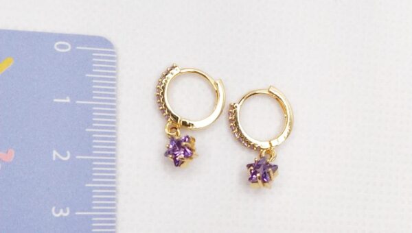 Pendientes mini aro detalle estrella con circonitas moradas